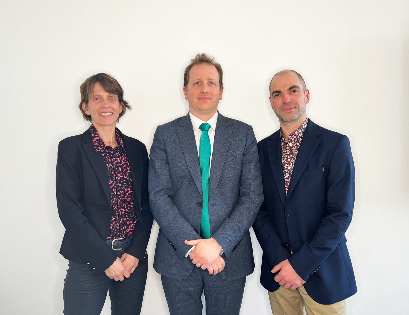 Antoine Vinit, président de VNCA Consulting entouré de Sandrine Kirklar et Arnauld Jeanclaude, le nouveau Comité de direction du groupe ADH depuis son acquisition par VNCA Consulting.