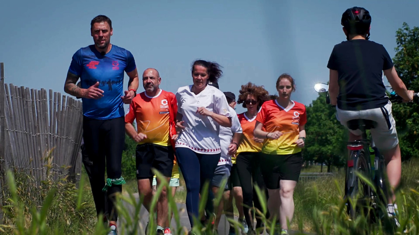 Entraînée par l’ancien basketteur, Cyril Julian (à gauche), l’équipe «We are finishers» d’Harmonie Mutuelles se prépare pour le Triathlon Découverte de Gérardmer les 2 et 3 septembre prochain. © : Harmonie Mutuelles