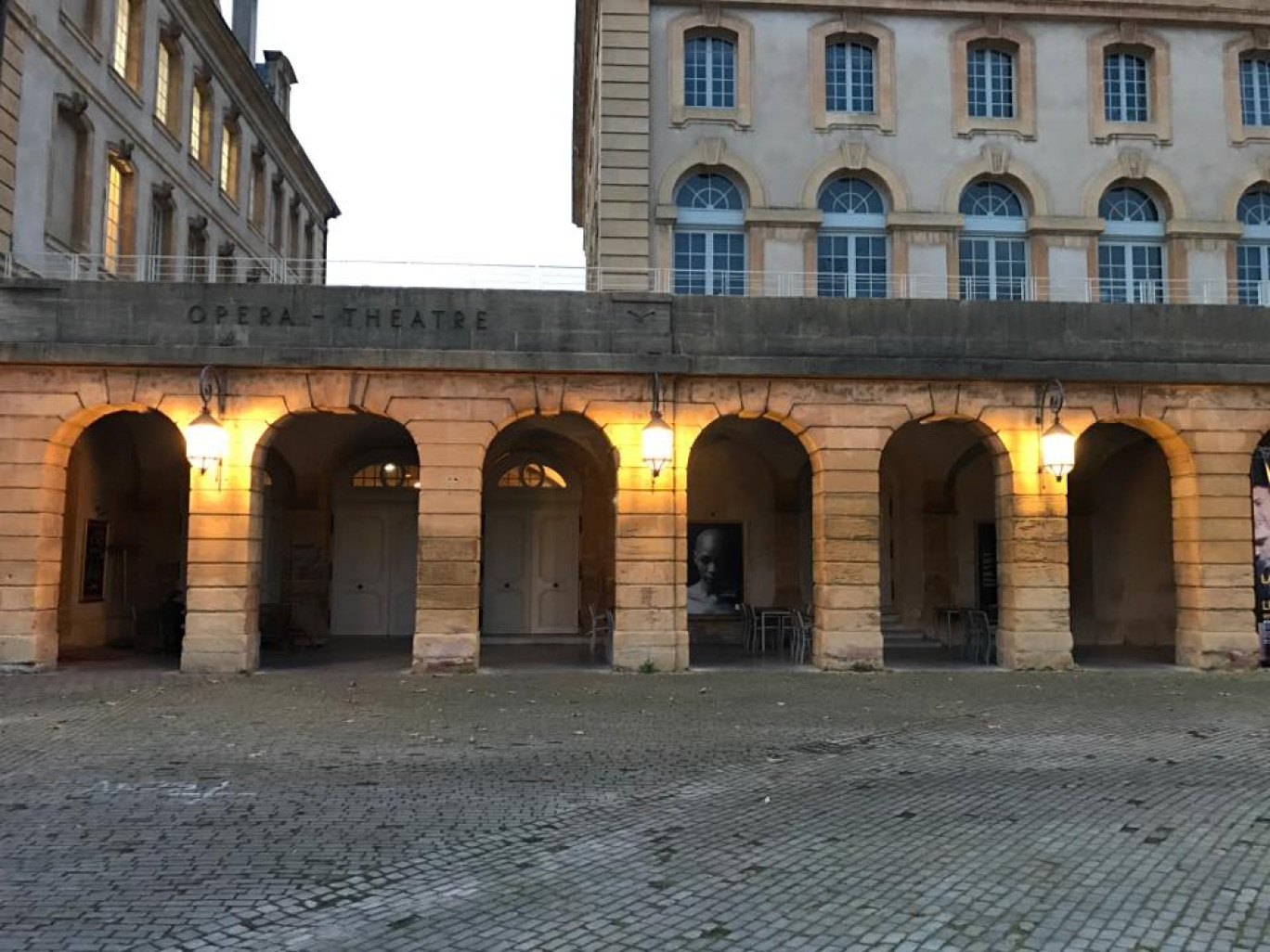 (c) Théatris Bar