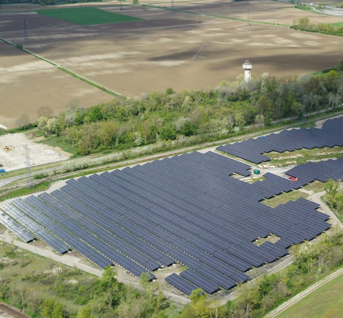 © : EDF Renouvelables À l’occasion de l’inauguration de la centrale solaire d’Ottmarsheim d’EDF Renouvelables, l’énergéticien et la Région Grand Est ont établi une nouvelle convention de partenariat pour accélérer la décarbonation du territoire.