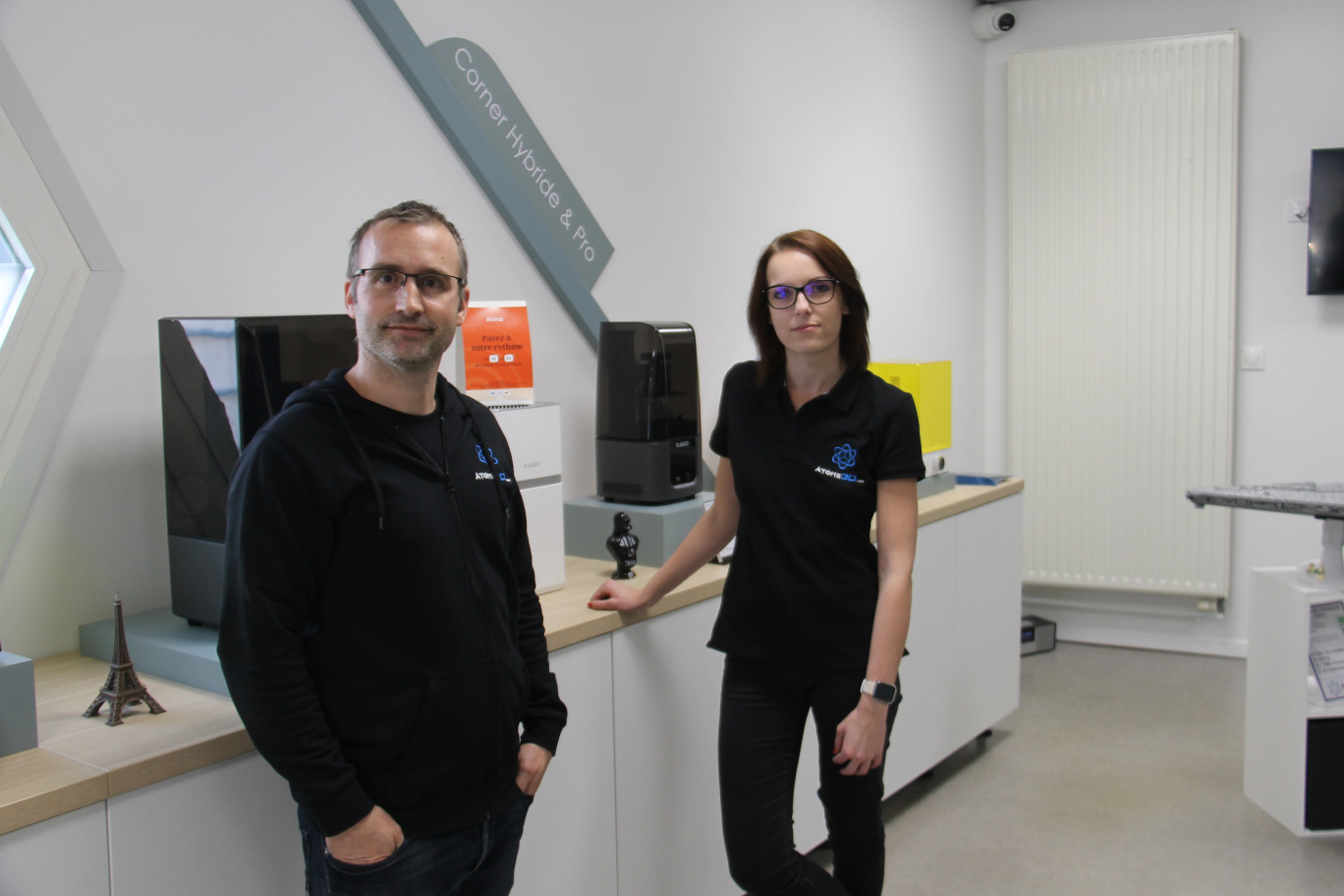  David Marchal et  Élodie Briougne, franchisés Atome 3D à Nancy, entendent démocratiser l’utilisation de l’impression 3D, notamment chez les professionnels.