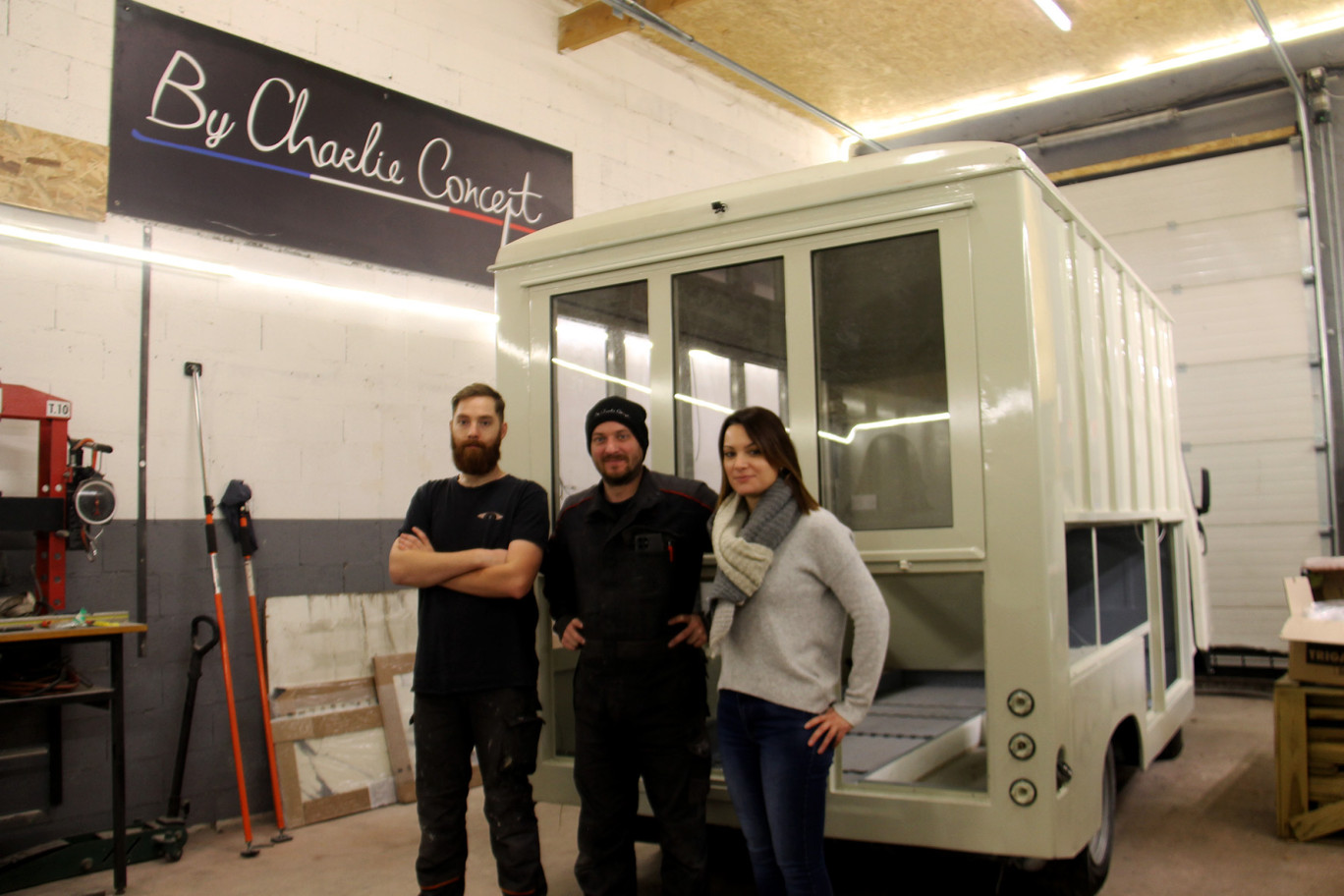 Charlie Sevrin (au centre), le pilote de By Charlie Concept accompagné dans son aventure entrepreneuriale par sa compagne Séverine Saintot, abat la carte des compétences et savoir-faire locaux.