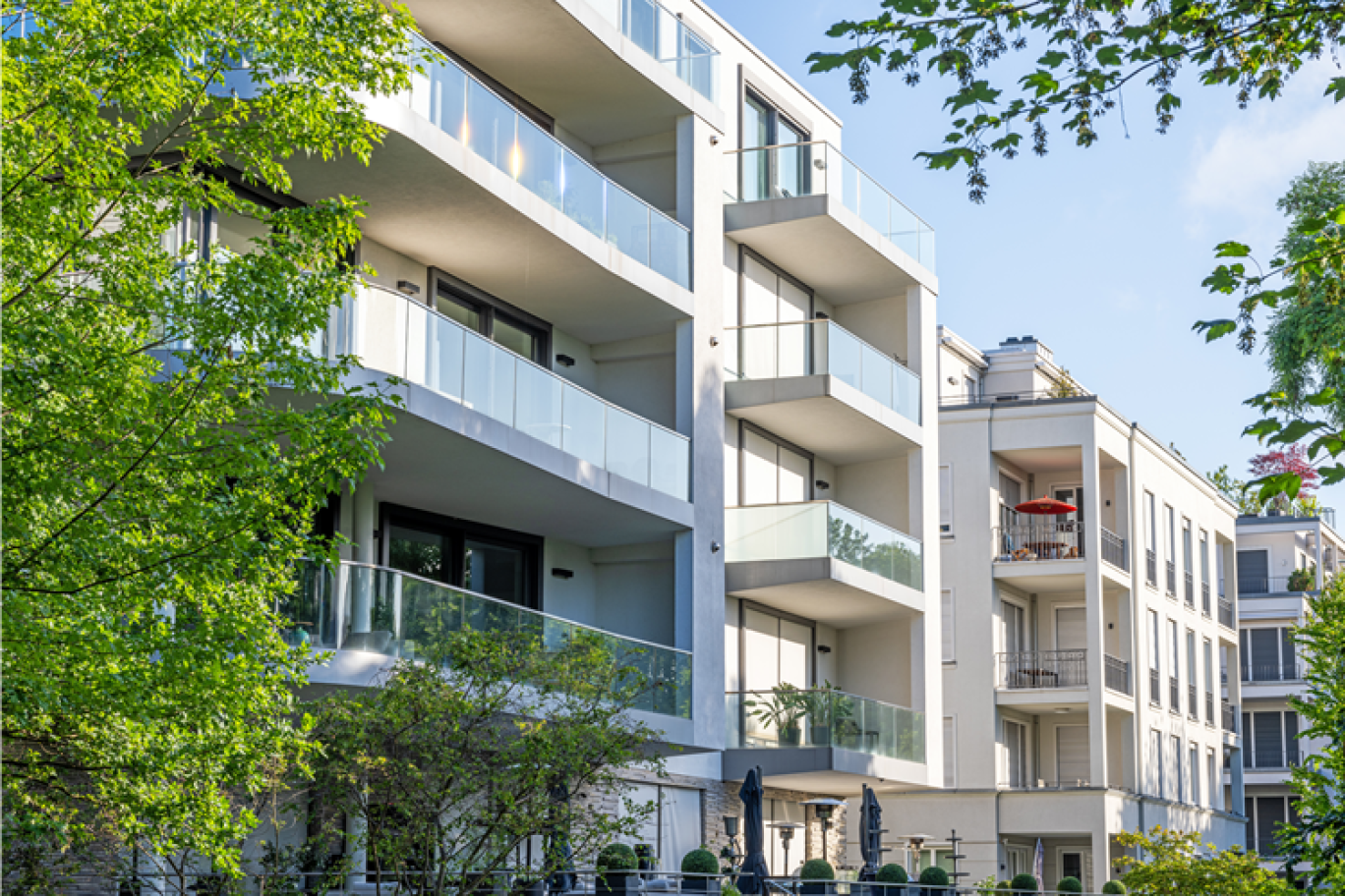 © Adobe Stock En 2023, l'achat d'un bien immobilier neuf coûte 1,4 fois plus cher qu'un bien ancien selon le baromètre immobilier de HelloSafe.