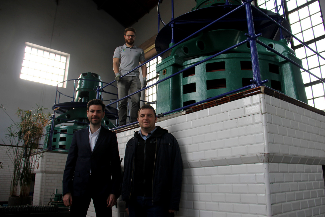 Nathan Dubois-Stora, directeur du développement chez Dream Energy (à gauche) et Baptiste Roy, responsable production et fourniture d’électricité (en haut) dans la microcentrale hydroélectrique de Baccarat.