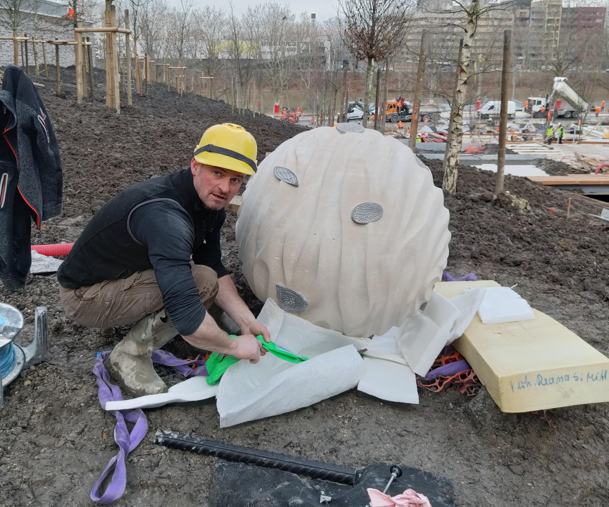 © : Marianne Homiridis, bureau des projets. Alain Bertaud a collaboré avec l’artiste Isabelle Daëron pour la conception de l’œuvre Topique-vent : Anémochories au cœur du village olympique des athlètes.