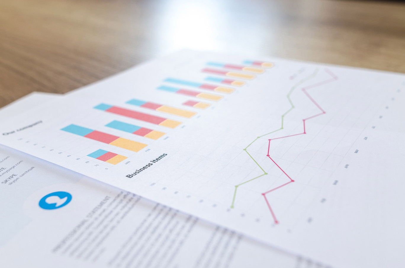 Applicable depuis le 1er janvier 2024, la directive européenne CSRD vient en remplacement de la DPEF et fixe de nouvelles normes et obligations en matière de reporting extra-financier.