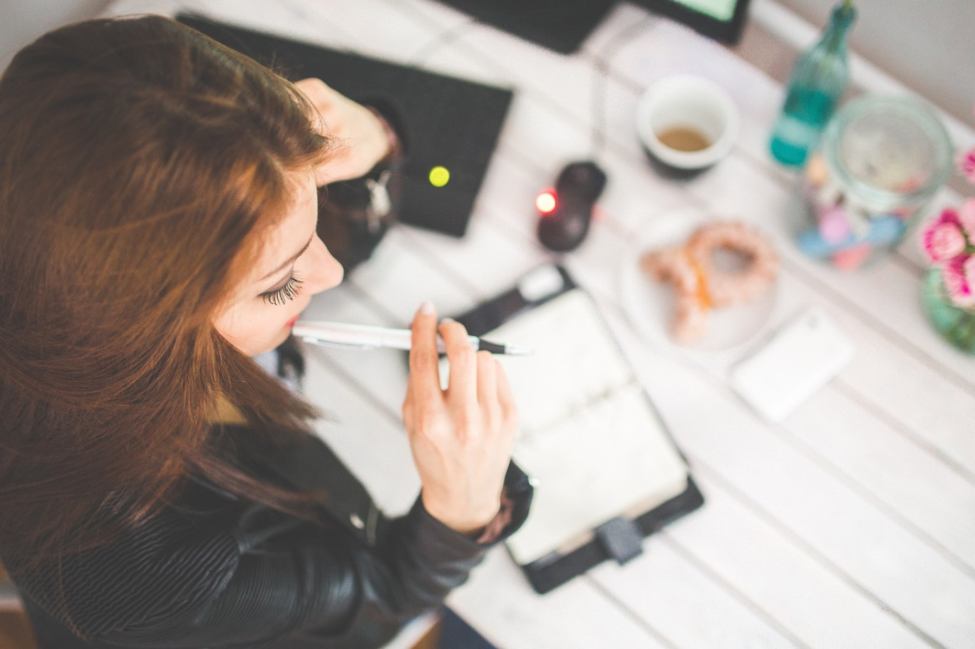 Le droit à la «protection fonctionnelle», codifié à l’article L. 134-1 du Code général de la Fonction publique (CGFP), implique que chaque agent public (y compris contractuel, donc) puisse accéder à la protection de son employeur.