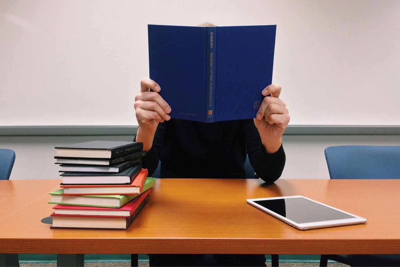 D’après une récente enquête de l’Apec, les étudiants manquent de connaissance sur le monde de l’entreprise.