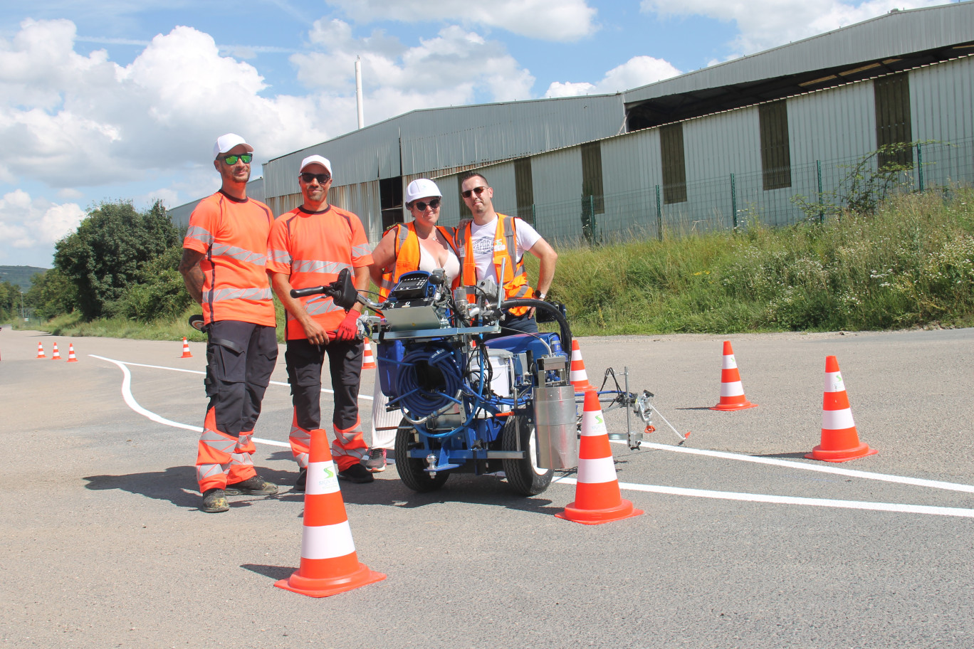 Pilotée par Anne Sophie Charles et Sébastien Pot (à droite), Sign’A2S, spécialisée dans le marquage au sol 100 % vert, inaugure ses locaux ce 20 septembre du côté de la rue Henry Bessemer à Messein.