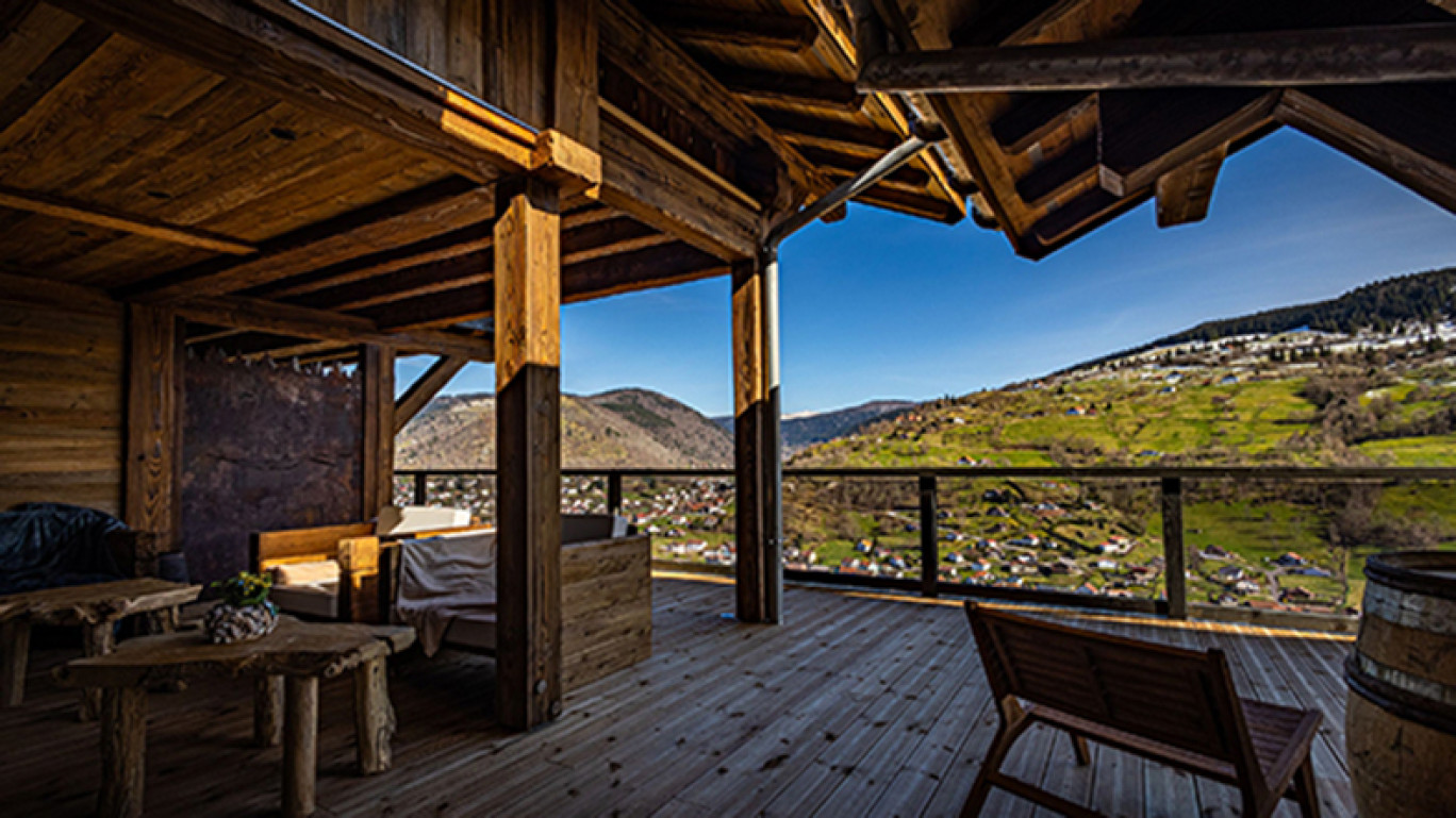 © : Christophe Fouquin. Perchée sur les hauteurs de la Bresse, la Cabane du Breuil invite à une découverte du massif vosgien en toute authenticité.