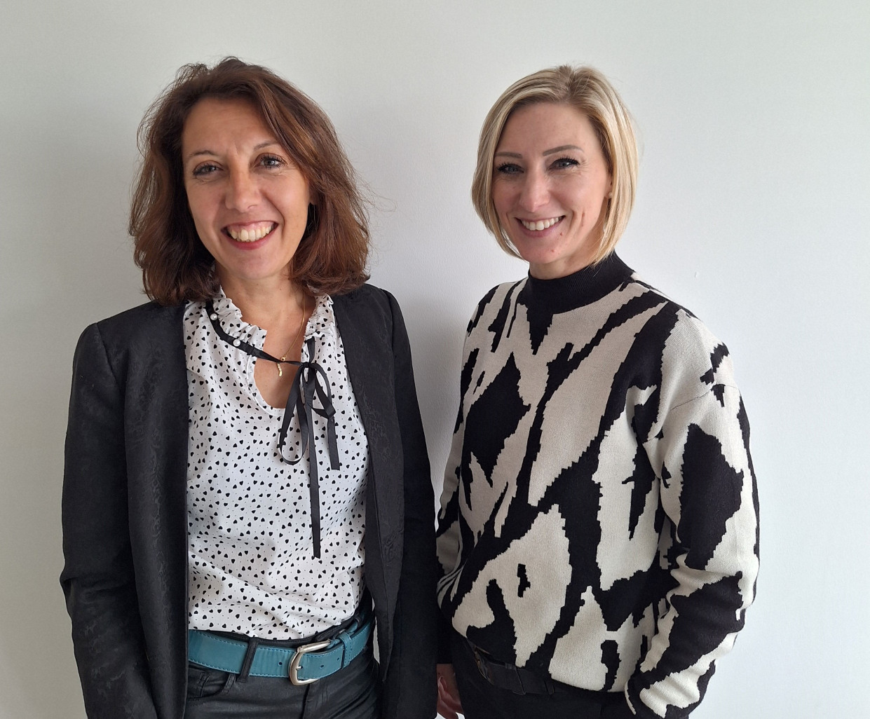 © Exco Nexiom. Emeline Rolin, Responsable service paie et Laëtitia Livolsi, juriste droit social chez Exco Nexiom