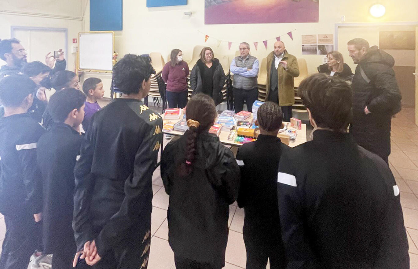 © Fédération BTP 54. Dans la cadre de la Charte de partenariat en faveur de la jeunesse, la Fédération du BTP de Meurthe-et-Moselle vient de remettre du matériel scolaire aux jeunes licenciés du Club de football du Haut-du-Lièvre de Nancy.