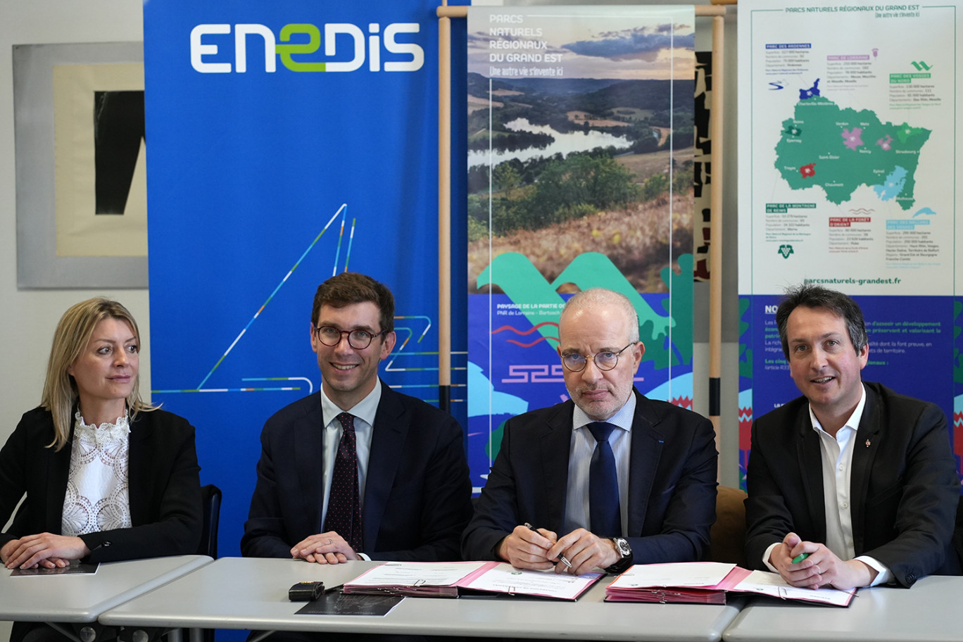 © Enedis. Hervé Luthringer, directeur régional d’Enedis et Jérôme End (au centre), président du Parc Naturel Régional de Lorraine entendent renforcer leur partenariat en faveur de la transition énergétique et de la préservation de la biodiversité.