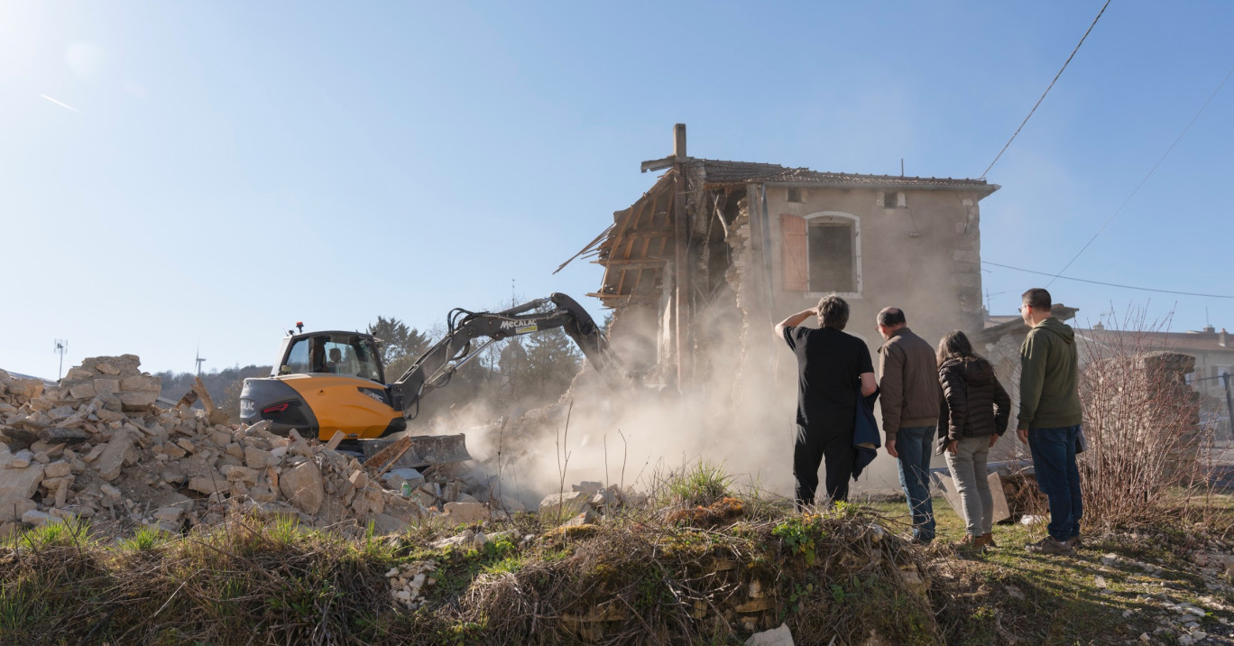 © Laurence Deleau -Réaménagement de la place du village en cours