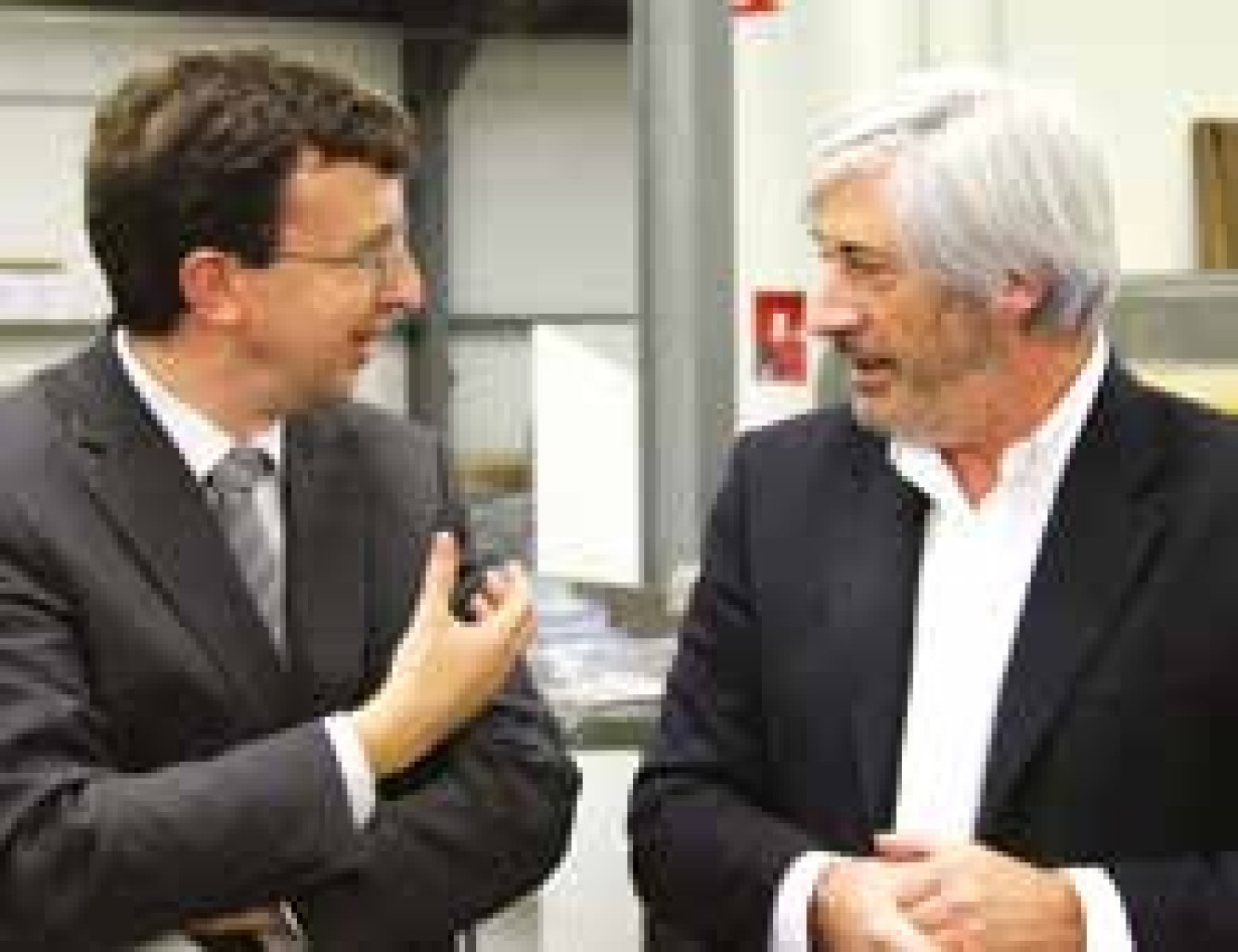 Thibaut Villemin, vice-président du Conseil Régional et Marc Lessertisseur le repreneur d’UTIM à Velaine-en-Haye.