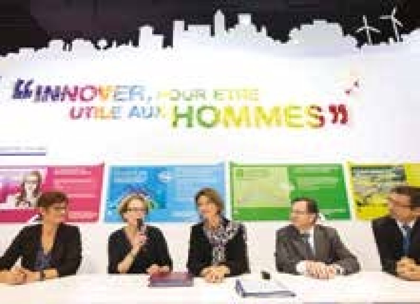Convention signée entre GDF Suez et le Conseil régional de Lorraine sur le Salon des maires à Paris.