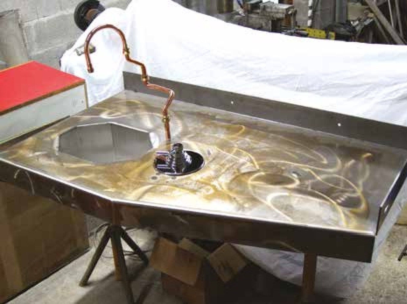 Une des créations de Martial Decaillot : un majestueux meuble de salle de bain ayant nécessité pas moins de deux semaines de travail à temps plein.