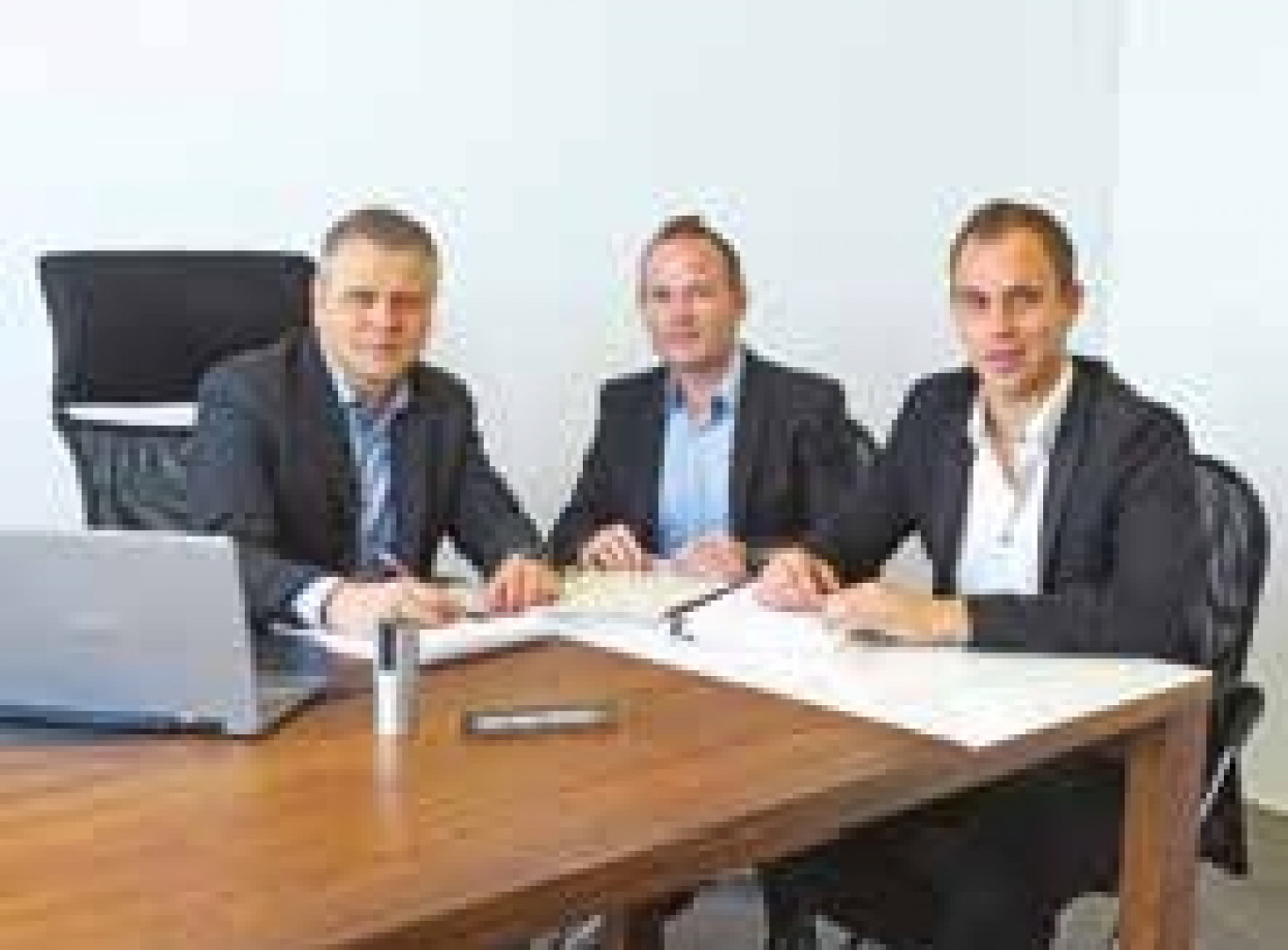 Jean-Marie Person avec son directeur commercial, Thibaut Serby, âgé de 30 ans et entré à 19 ans dans l'entreprise, et Cédric Leblanc au centre.