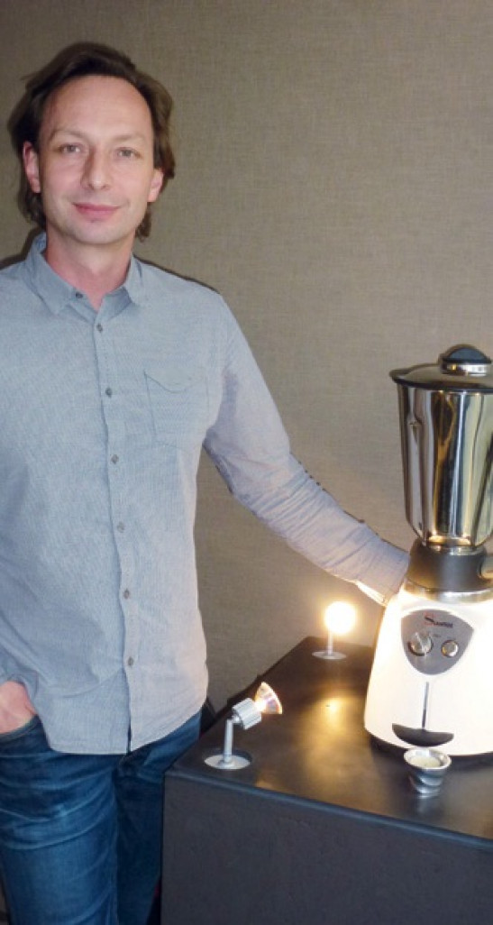 Sébastien Poirel, directeur d’Evok, présente l’un de ses nombreux objets hightech, ici un mixer Santos.