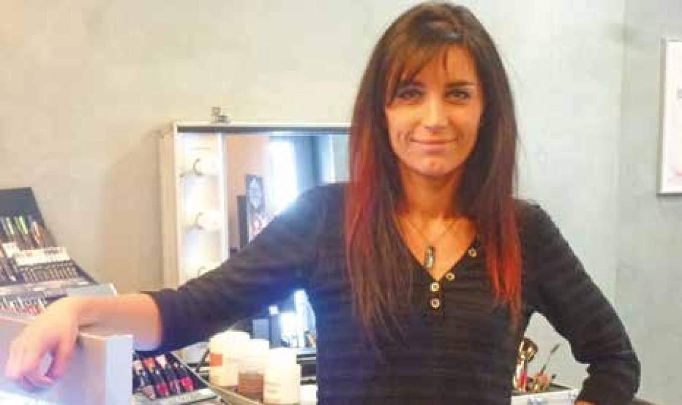 Marjorie Hernandez, coiffeuse, visagiste et maquilleuse allie passion et professionnalisme.