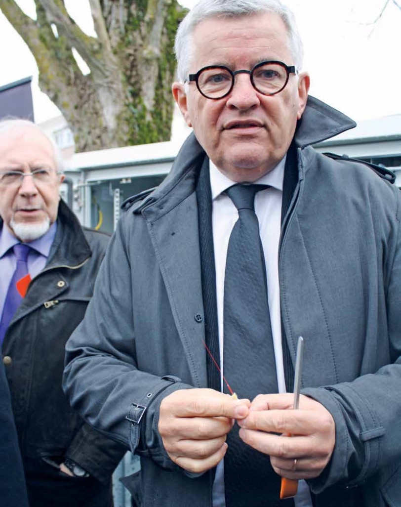 Bruno Janet, le directeur des relations avec les collectivités d’Orange a dévoilé la fibre lors de l’inauguration d’un point de mutualisation à Bar-le-Duc. «La précieuse fibre»