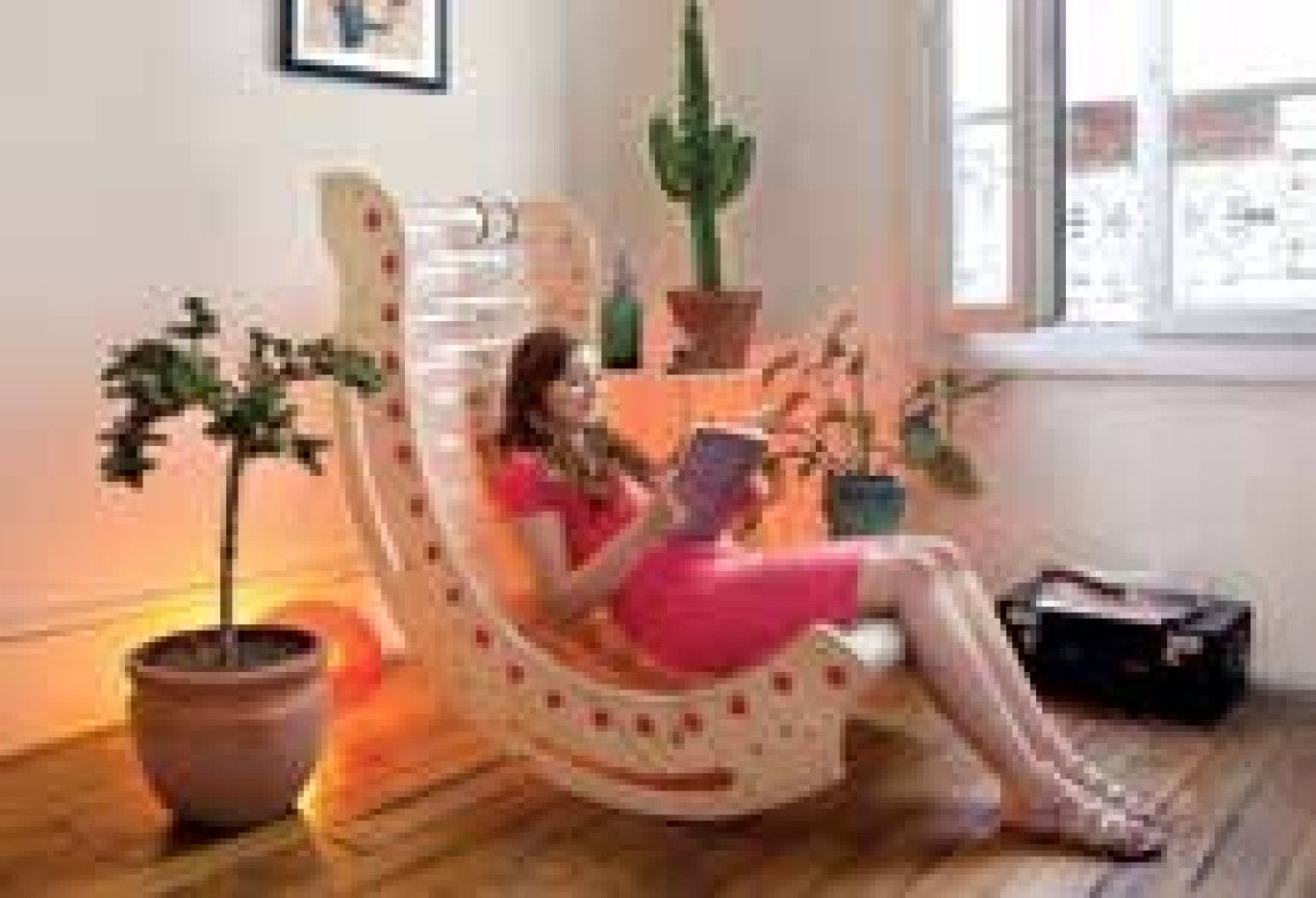 Le rocking-chair «KusKus», référence à un marsupial en voie de disparition le «Cuscus» est composé de 36 bouteilles et a obtenu en 2012 le label Observeur du design.