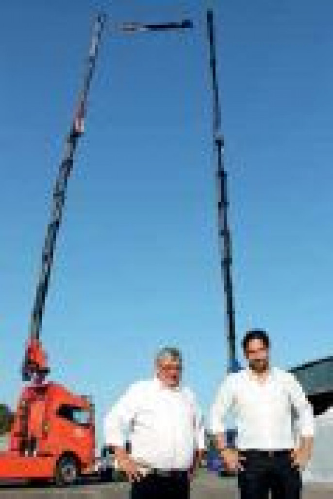 Stéphane Rodhain, le dirigeant de la carrosserie Francis, et son père Francis ont fêté les 60 ans de l’entreprise créée par André Rodhain en 1956.