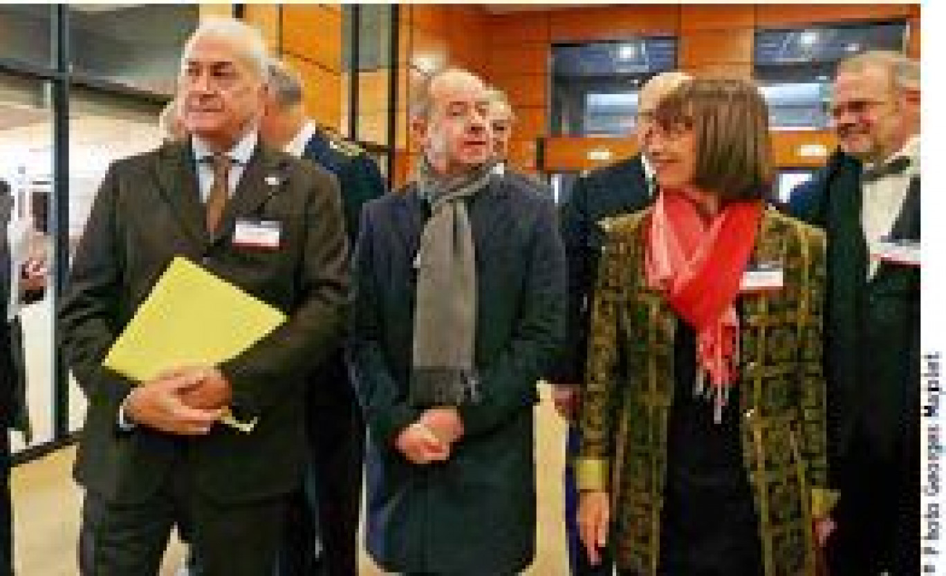 Bruno Nivière, président du Tribunal de Commerce de Marseille, Jean-Jacques Urvoas, ministre de la Justice et Geneviève Maillet, élue bâtonnier du barreau de Marseille.