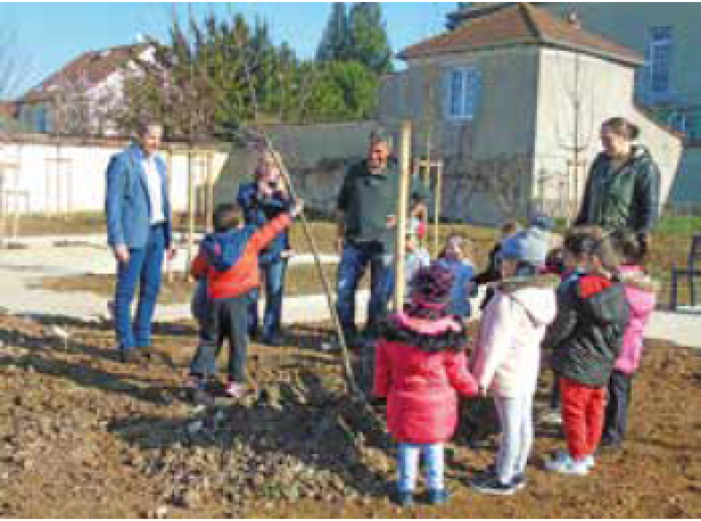 Plantation d’arbres sur le site par les écoles de la ville en présence du maire, Jérôme Lefèvre.