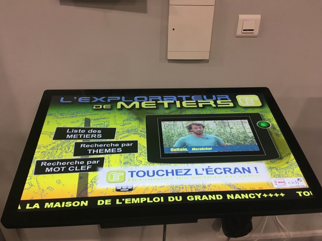 La borne photo mise en place par La Maison de l'Emploi du Grand-Nancy permet aux demandeurs d'emploi d'explorer de façon exhaustive une liste de métiers, mener des recherches par thème et par mot clef afin de préciser la recherche.