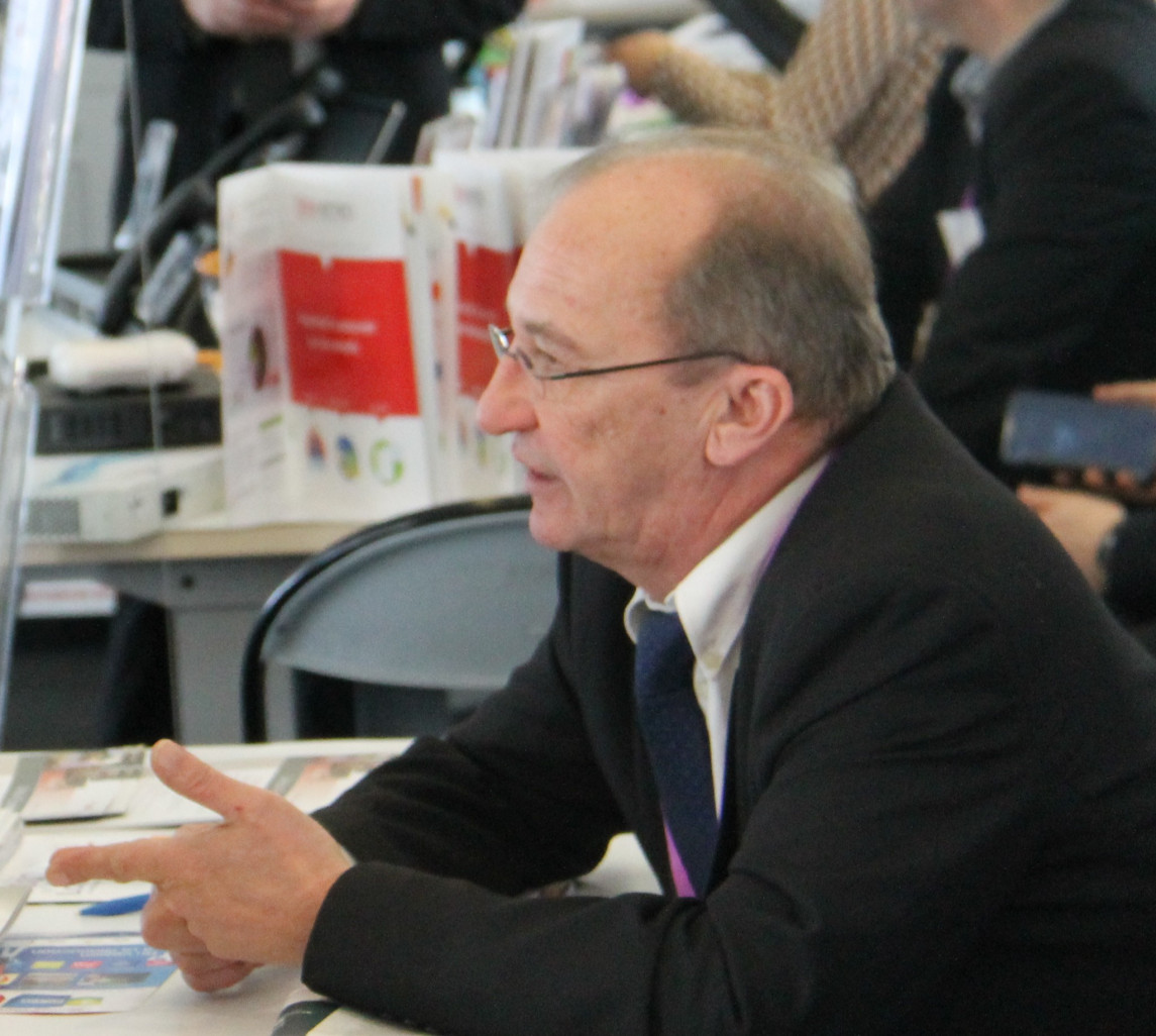 L’écosystème entrepreneurial local a rendez-vous ! Le 5 avril à l’espace Chaudeau de Ludres, le Salon de l’Entreprise Lorraine (organisé par votre hebdomadaire économique et régional) tiendra sa quatrième édition. Une cinquantaine d’exposants, experts dans leur domaine et issus de la sphère entrepreneuriale, seront présents pour divulguer les bons conseils et pratiques à toutes celles et ceux qui font (ou veulent faire) partie de l’aventure entrepreneuriale et économique de la région. Conférences ciblées, animations toute la journée avec comme temps forts : la tenue de la remise des prix du concours des Entrepreneuriales Grand Est et une conférence de Didier Roux, le directeur scientifique du groupe Saint-Gobain sur «La recherche, l’invention et l’innovation.»
SEL, trois lettres aujourd’hui (re)connues dans l’univers entrepreneurial et économique local et un rendez-vous attendu. Le 5 avril les équipes et partenaires du Salon de l’Entreprise Lorraine (organisé par votre hebdomadaire économique et régional) investissent pour la première fois l’espace Chaudeau de Ludres dans le cadre de sa quatrième édition (et oui, déjà !). Le nouveau opus s’est nourri des anciennes éditions pour en faire un réel carrefour de rencontres et d’échanges du monde de l’entreprise. Porteurs de projets, créateurs et repreneurs d’entreprises, dirigeants, franchisés, micro-entrepreneurs, salariés mais aussi jeunes diplômé(e)s et étudiant(e)s, l’ensemble des satellites de la planète Entreprise vont pouvoir graviter en ce lieu l’espace d’une journée (de 9 heures à 20 heures) à la quête des bons conseils et bonnes pratiques pour permettre de réussir leurs projets. Une cinquantaine d’exposants-partenaires sont annoncés «pour aiguiller les visiteurs dans leurs démarches d’entreprises et leur apporter toutes les solutions et services adaptés à leurs projets.», comme l’explique l’équipe d’organisation. Connaissance de marché, trouver les financements, établir son business plan en passant par la mise en place de la bonne stratégie commerciale et les moyens pour doper sa croissance, tous les ingrédients de la réussite d’un projet seront disponibles.
Va y avoir du sport…
À côté des conseils promulgués directement sur les stands, plusieurs conférences réalisées par des experts du conseil (avocats ou encore experts-comptables) et d’autres professionnels intervenant auprès du monde de l’entreprise permettront aux visiteurs d’aller plus loin dans leur réflexion et la mise en place de leur stratégie de développement personnel et professionnel (le programme définitif des conférences sera bientôt disponible sur le portail de l’événement : www.salonentrepriselorraine.fr). Côté animations : un pôle Sport avec la venue pendant toute la durée de la manifestation de plusieurs athlètes et joueurs des différents clubs sportifs emblématiques de l’agglomération nancéienne (ASNL, Sluc Nancy Basket, Vandœuvre Nancy Volley Ball ou encore le Grand Nancy Métropole Handball) est prévu avec photos et dédicaces à l’appui. Athlètes d’un autre genre : les équipes du concours des Entrepreneuriales Grand Est seront présentes pour se voir remettre leurs trophées à l’occasion de la soirée de clôture des Entrepreneuriales annoncée à partir de 17 heures au cœur du SEL. Un SEL 2018, avec un tel programme (sans parler des surprises de dernière minute), qui devrait faire date. Verdict dans quelques semaines.