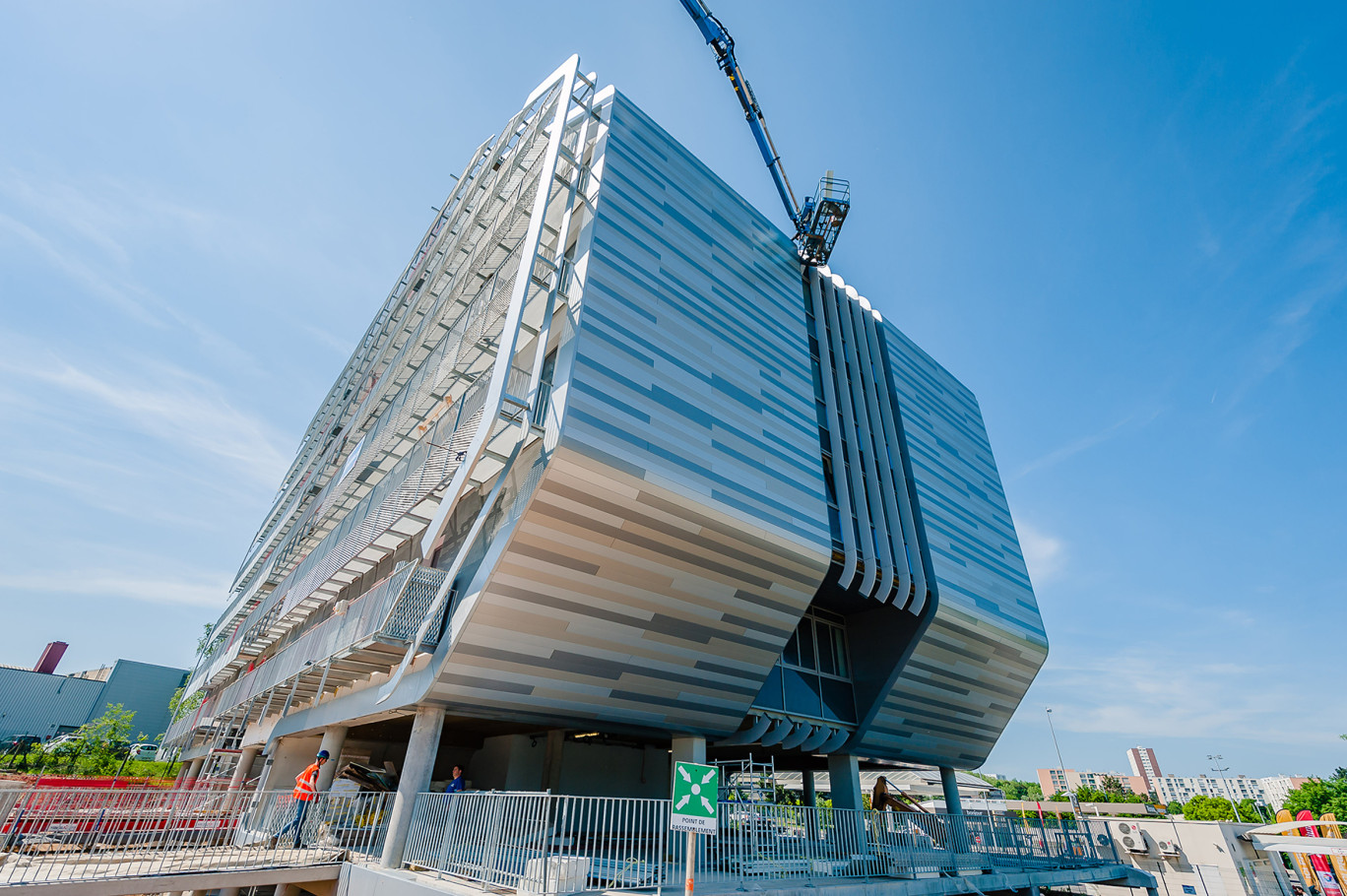 L’entreprise Ciblez est intervenue sur le chantier de l’immeuble Oméga à Laxou où elle a adapté une technique de bardage pour le mettre en œuvre en toiture. Une première !
