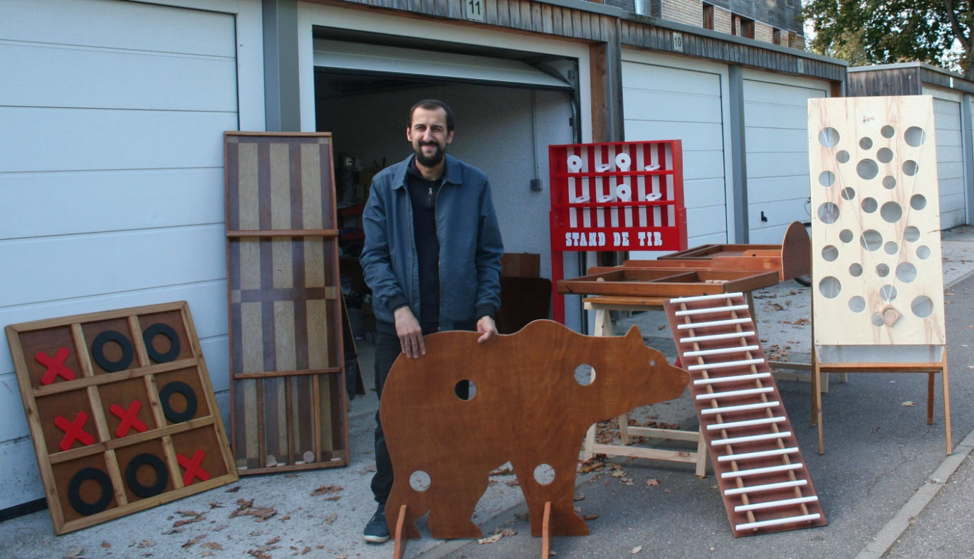 Diab Boudjamaa entouré de jeux fabriqués avec des anciens meubles.