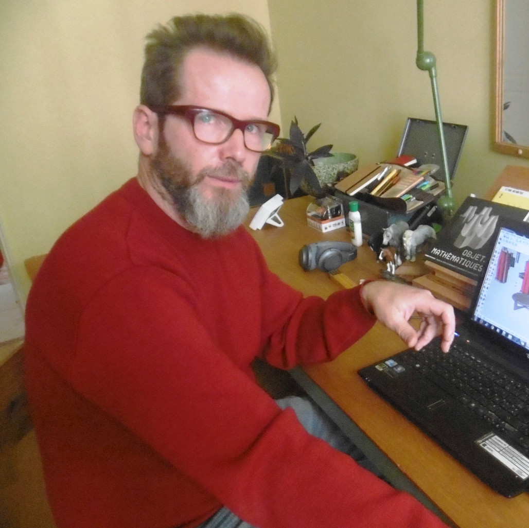 Sébastien Nicolas a trouvé son épanouissement dans le travail du bois.