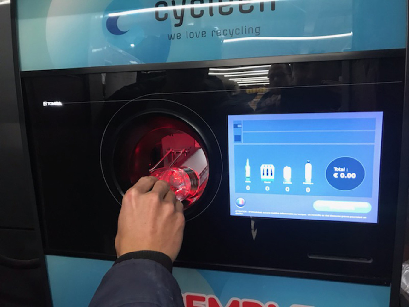 Cycleen vient d’installer un automate de consigne de bouteilles en verre et en plastique ainsi que de canettes vides. Une première en Moselle et Alsace.