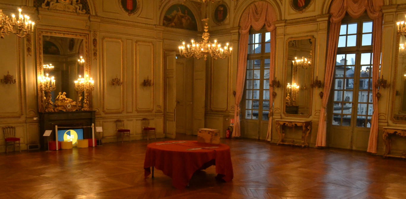 Découvrir le secret de la mallette mystère, escape game organisé au sein du Palais du gouvernement.