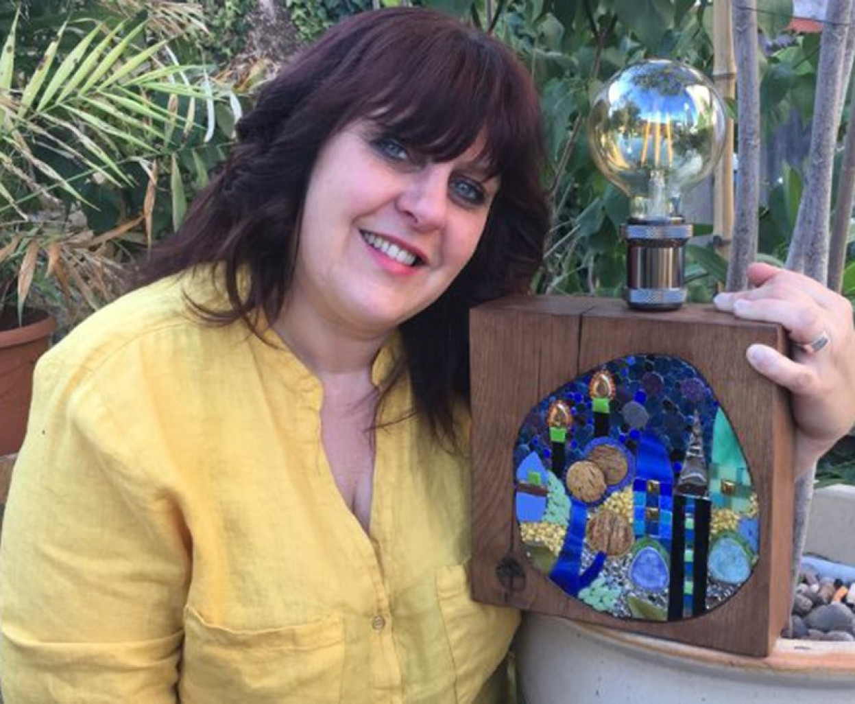 Avec ses lampes avec incrustation de mosaïque, Claire Zimmermann de Syraka Créations applique à sa façon la mouvance de l’upcycling. Une démarche artistique et militante.