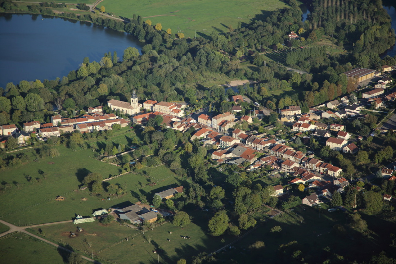 Vue panoramique de la commune de Flavigny-sur-Moselle.
