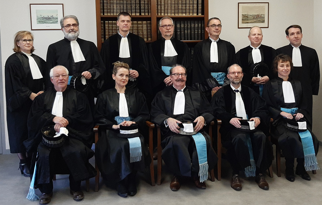 Jean-Marie Michel (assis au centre) est le nouveau président du Tribunal de commerce de Val-de-Briey.