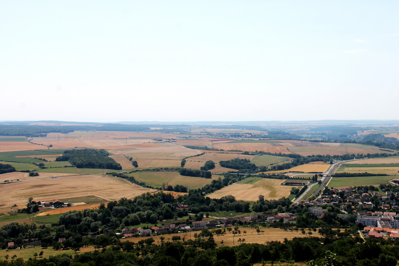 Chaque année en France plusieurs milliers d’hectares naturels et agricoles disparaissent sous le coup de l’aménagement. Histoire d’enrayer la spirale infernale, le concept de ZAN (Zéro Artificialisation Nette) est en train de devenir la norme pour les aménageurs.