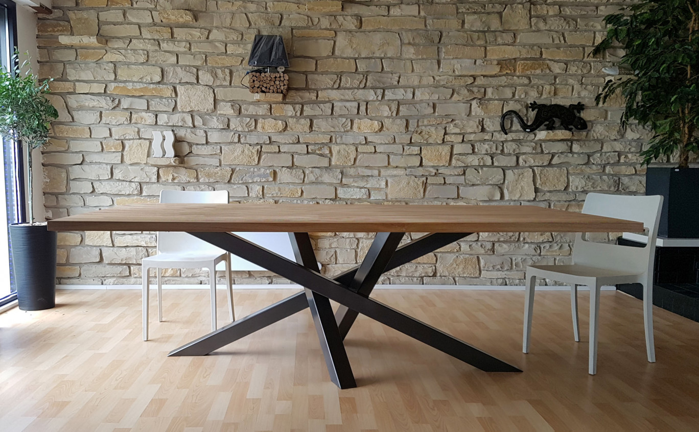 Table déstructurée, une des innombrables réalisations de l’atelier Kerna.  