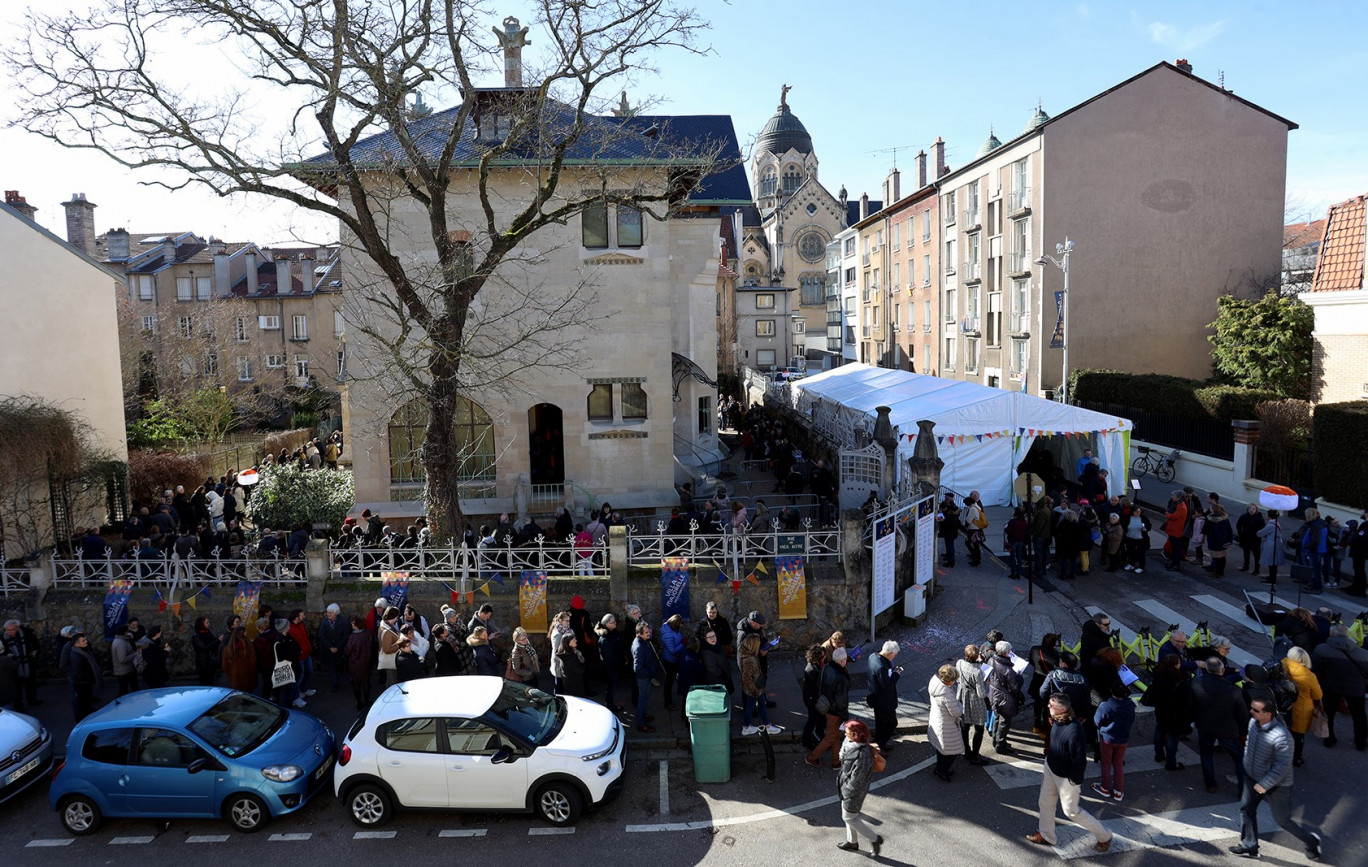 © : ville de Nancy 
La foule des grands jours ! Le week-end du 15 et 16 février, il fallait être patient pour (re)découvrir un des fleurons de l’Art nouveau. Après deux ans de travaux, la Villa Majorelle de Nancy a ouvert gratuitement au public. L’occasion de (re)découvrir cette maison emblématique de l’Art nouveau nancéien, œuvre de l’architecte Henri Sauvage construite pour l’ébéniste Louis Majorelle. La patience est une vertu mais ici bien récompensée...

