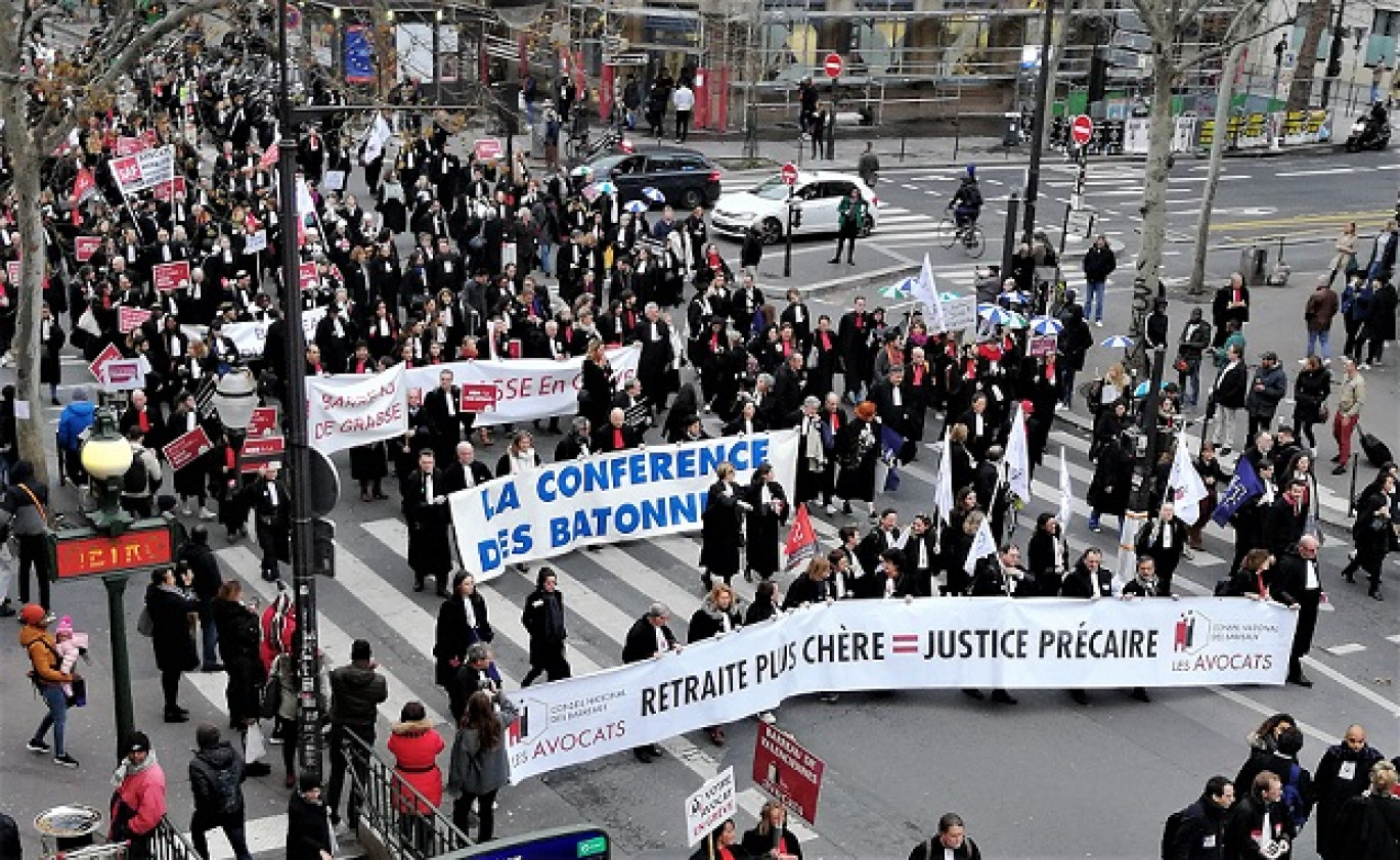 © Miren Lartigue
Plusieurs milliers d’avocats de tous les barreaux de France sont venus battre le pavé à Paris lors de la manifestation nationale organisée par le Collectif  SOS Retraites, le 3 février dernier.
