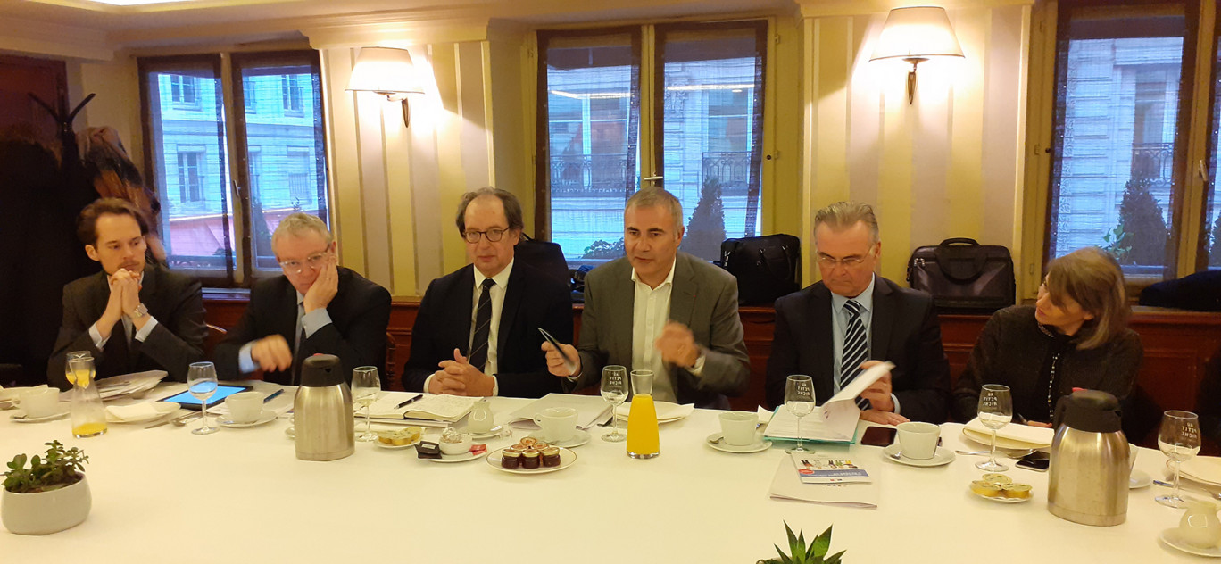 © : Anne DAUBRÉE
De gauche à droite : François Gonord, directeur de mission au Medef ; Joël Fourny, vice-président de CMA France, président de la Chambre de métiers et de l’artisanat de région des Pays-de-la-Loire ; Frédéric Grivot, président du groupe de travail marchés publics de la CPME ; Pierre Pelouzet, médiateur des entreprises ; Michel Picon, vice-président de l'U2P et président de l’UNAPL (professions libérales).