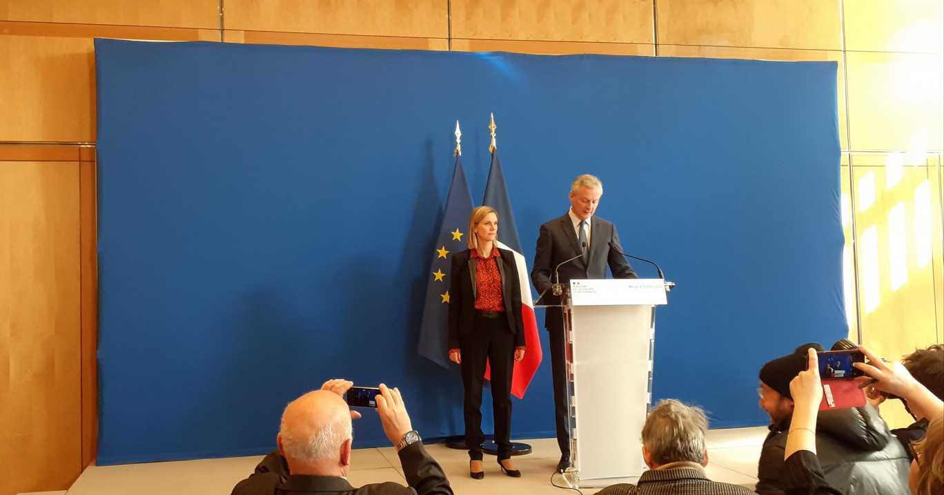 ©Anne DAUBREE 
Le ministre de l’Économie, Bruno Le Maire, lors de son intervention, le 4 mars, et la secrétaire d'État Agnès Pannier-Runacher.

