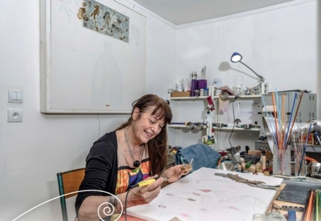 Crédit Photo ® PNRL- Didier Protin
L’artiste Chantal Guéry au sein de son atelier de création C.Cir’Art.