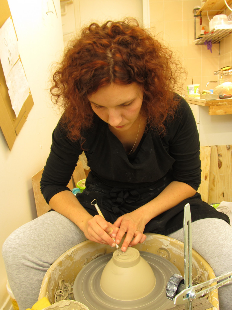 Alice Robinet entrain de façonner une nouvelle œuvre céramique.