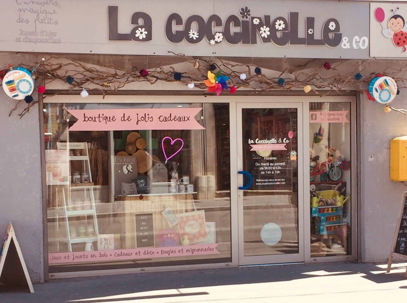 La  charmante devanture du magasin ludique : La Coccinelle.