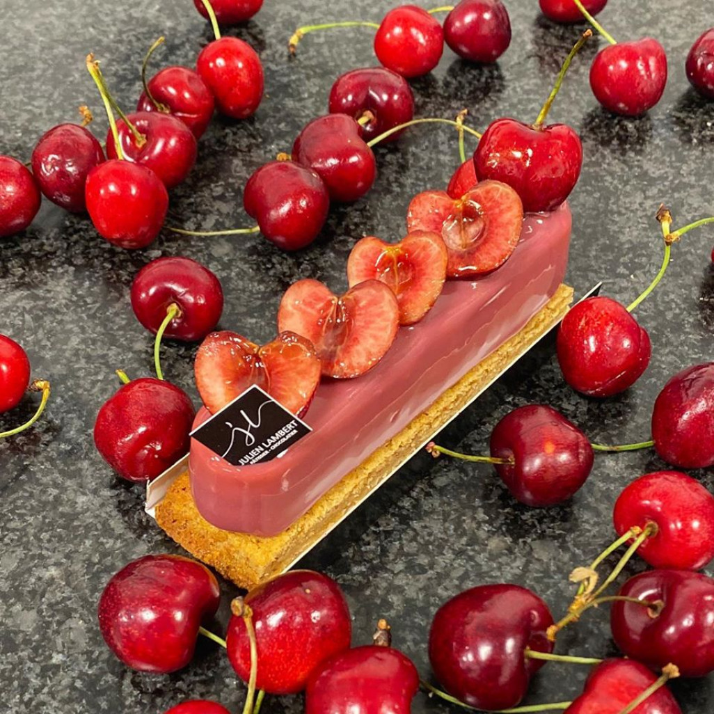 Finger cerise tonka, une pâtisserie signée Julien Lambert.