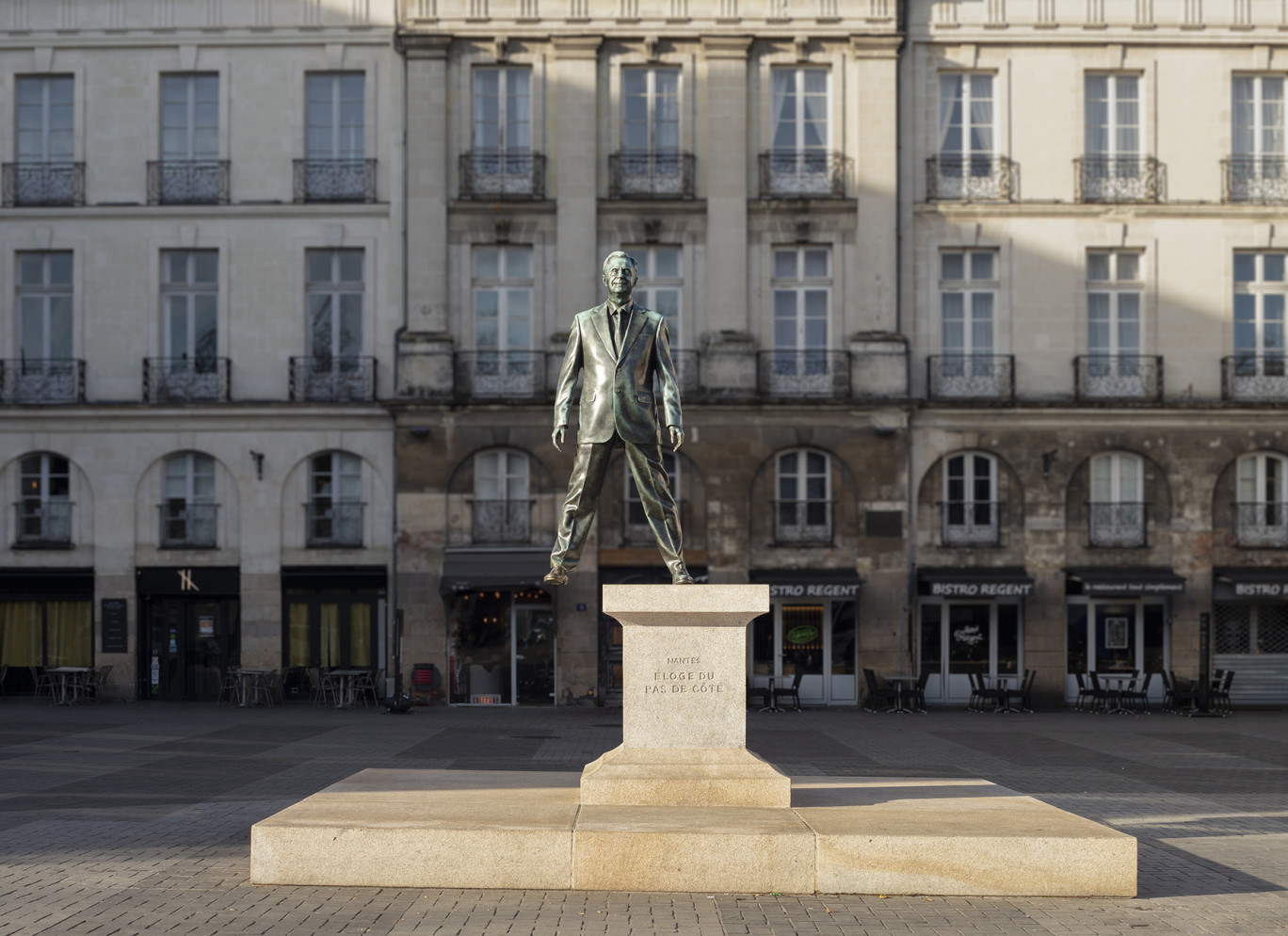 © Philippe Piron - LVAN
L’éloge du pas de côté, statue signée Philippe Ramette installée au centre de la place du Bouffay depuis l’été 2018.
